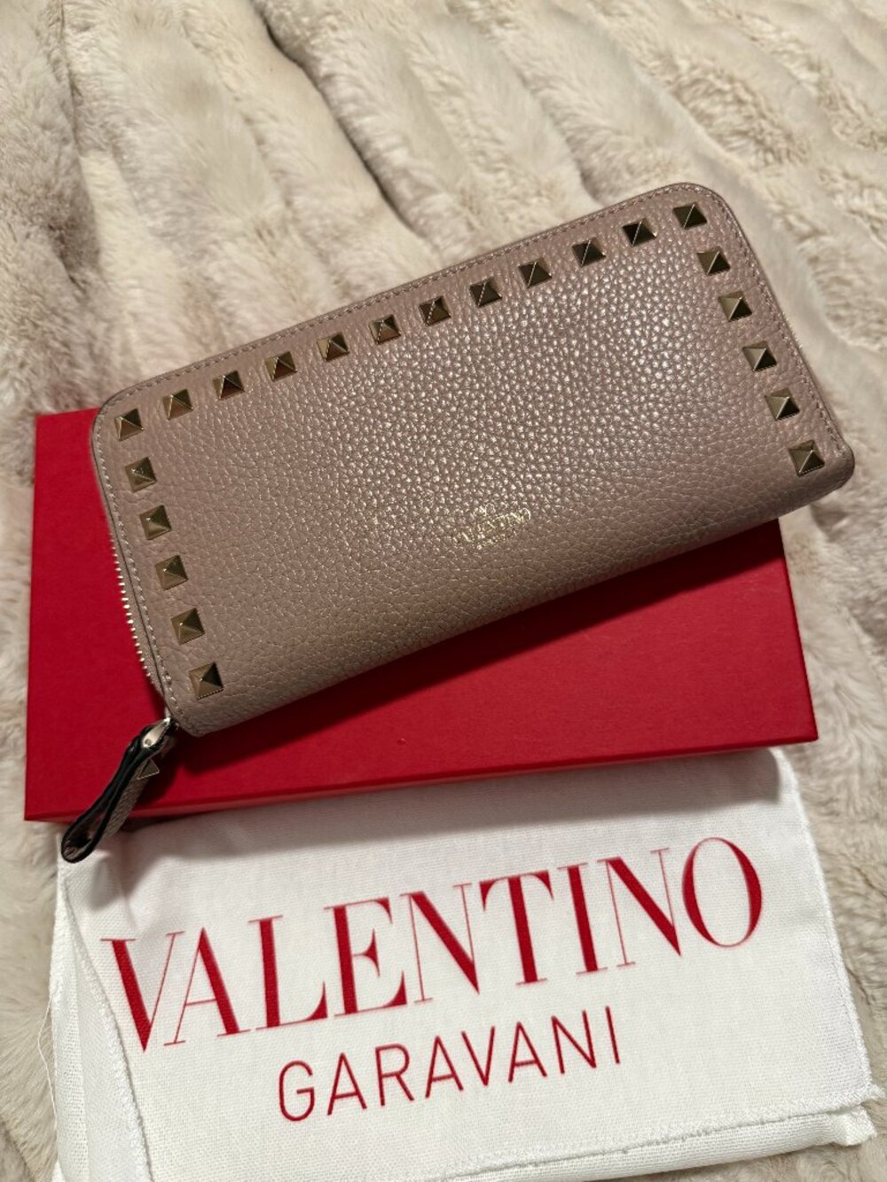 Valentino Garavani Rockstud Zip around Wallet - Poudre